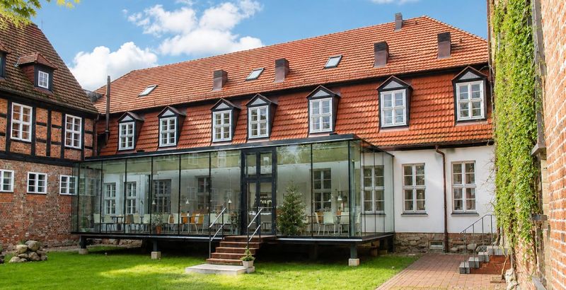Sanierter Klausurhof mit neuem Museumscafé, Bernsteinmuseum Ribnitz-Damgarten