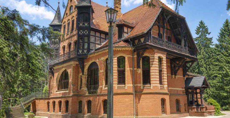 Jagdschloss Gelbensande mit historischer Backsteinfassade und Fachwerkelementen beim Denkmalaufmaß